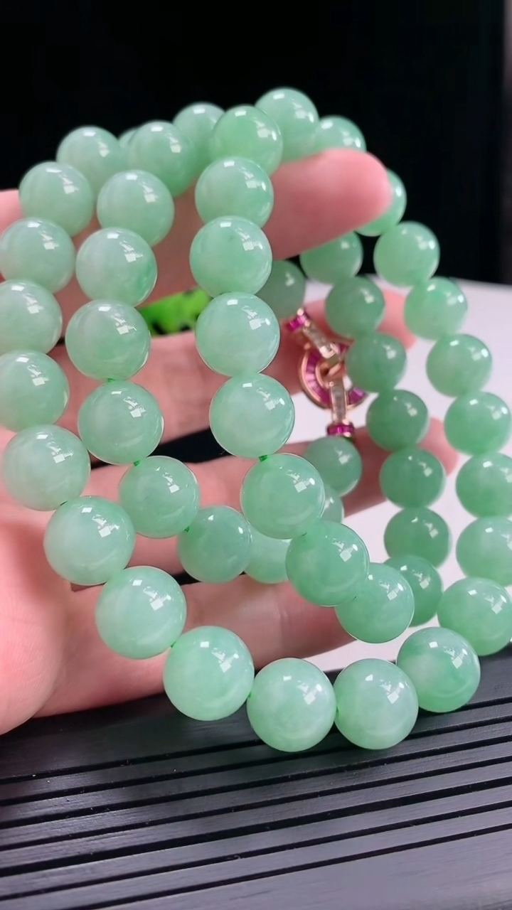 天然A货翡翠圆珠项链，尺寸11.5-54颗重量:143.53g
4月25日