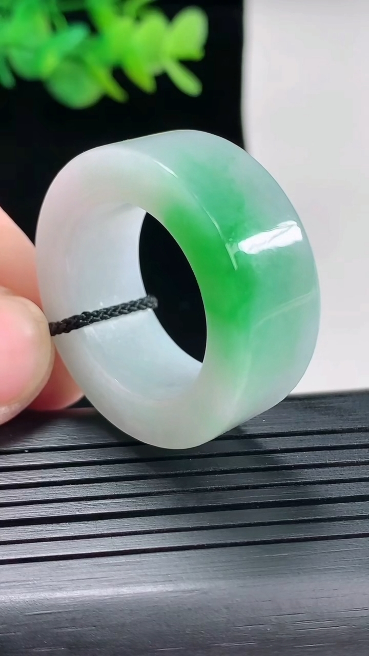 天然A货翡翠玉指环 扳指，尺寸22-12-6重量:21.53g2026年4月25日
工厂直销收藏佳品