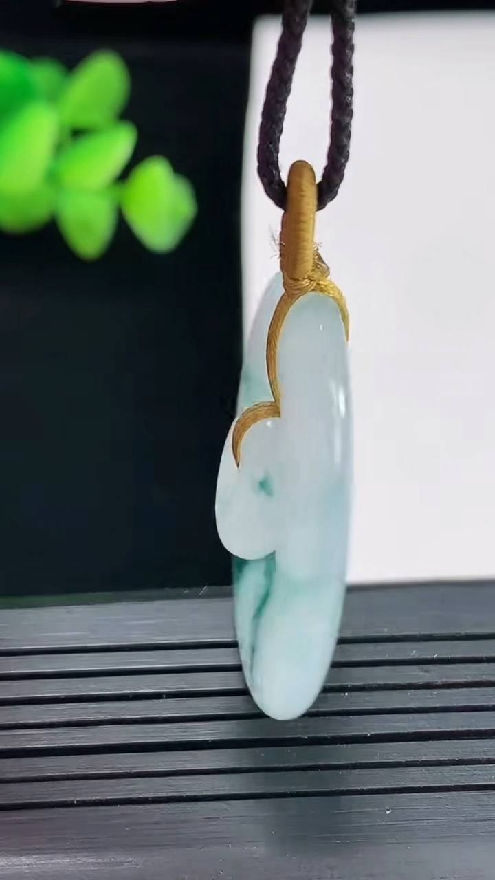 天然A货翡翠飘花子母平安扣吊坠，尺寸33-4.5重量:10.11g
4月25日