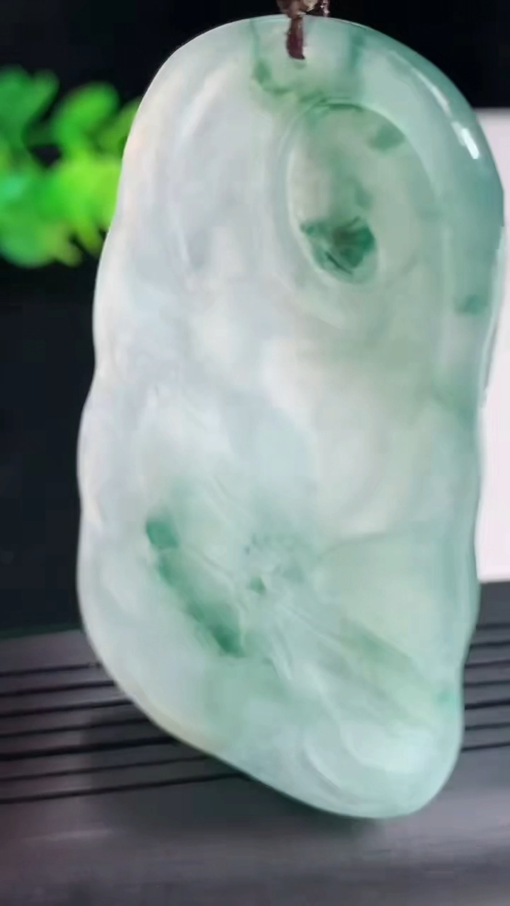 天然A货翡翠祥龙大日如来佛吊坠，尺寸74-42.6-4.6重量:40.73g
4月25日