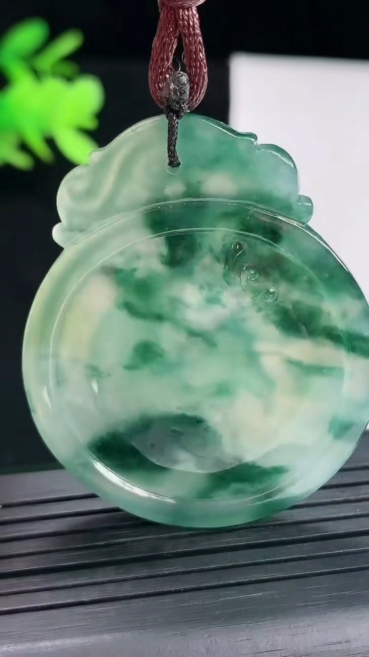 天然A货翡翠冰种飘花生肖马吊坠，尺寸47-38.6-6重量:18.55g
4月25日