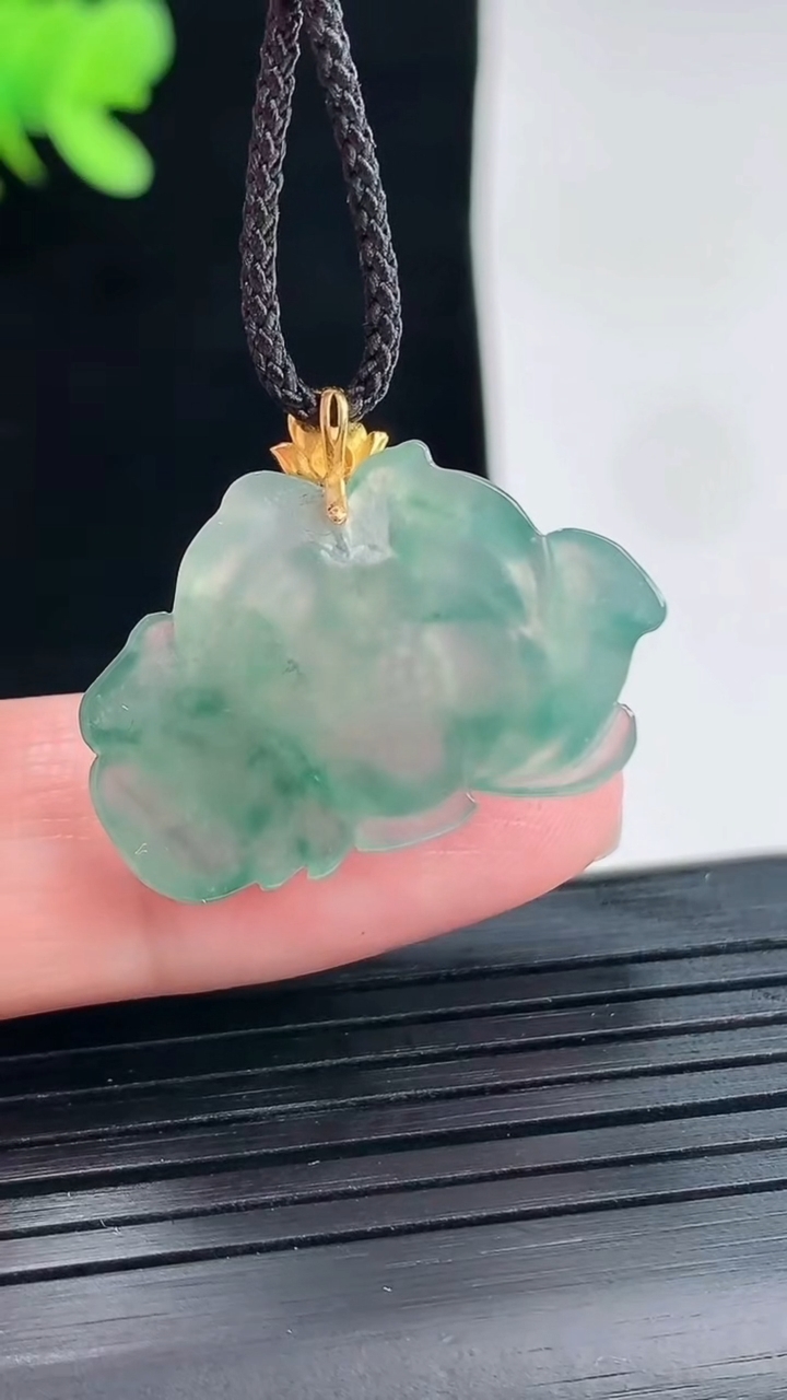 天然A货翡翠18k金飘花和和美美 荷花吊坠，尺寸17.5-26.5-4.6重量:3.57g
4月25日