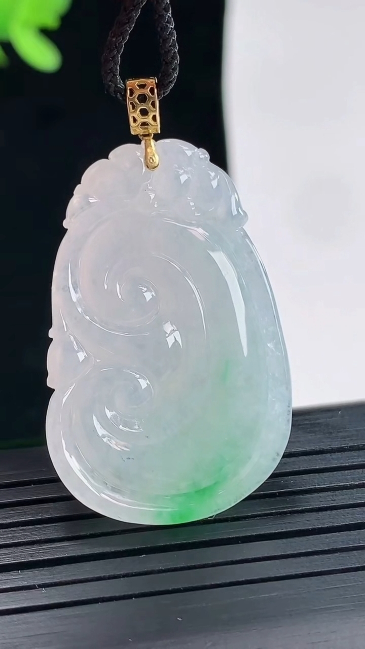 天然A货翡翠如意吊坠，尺寸35.8-23.6-5.2重量:10.00g
4月25日