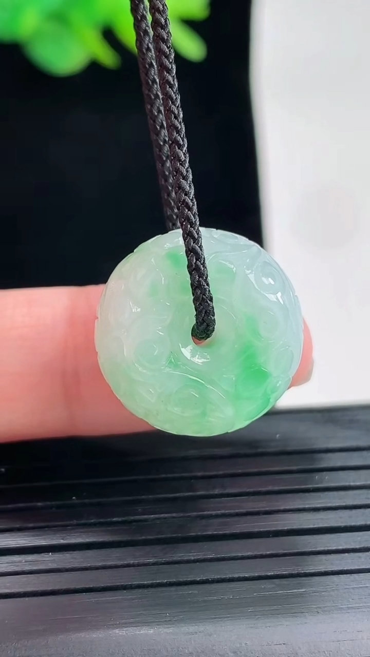 天然A货翡翠雕花路路通吊坠，尺寸18.5-11.5重量:7.53g
4月25日