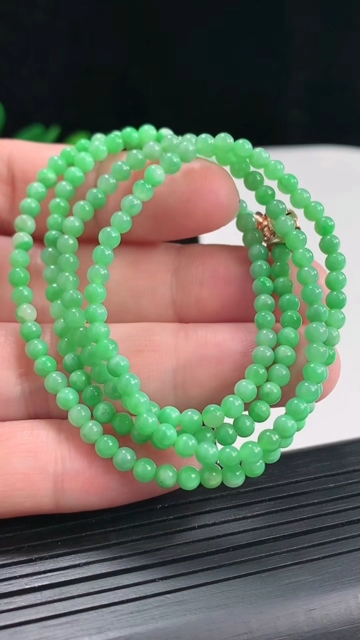 天然A货翡翠圆珠项链，尺寸3.5-180颗重量:13.89g4月25日
工厂直销收藏佳品,种好水足，色泽均匀，有种有色，上手高大气！