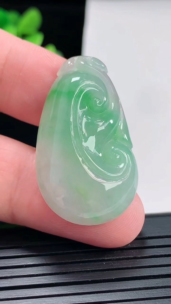 天然A货翡翠如意吊坠，尺寸36.5-21-6重量:8.51g
4月25日