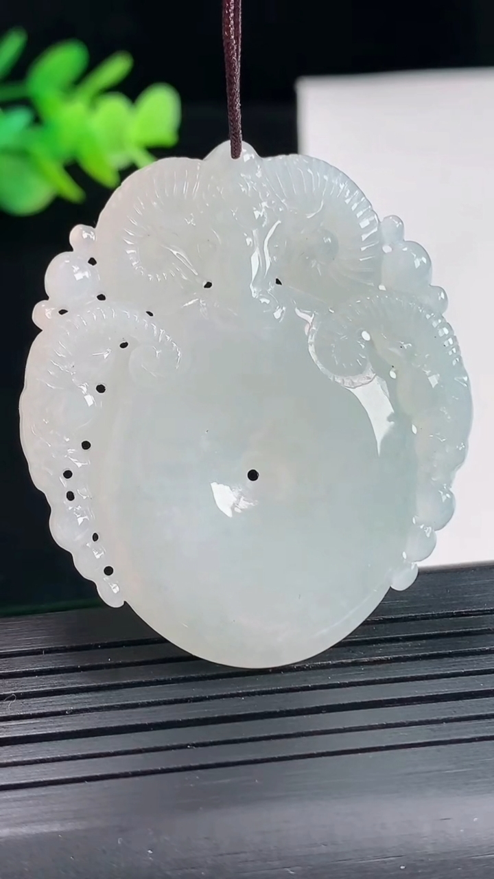 天然A货翡翠三羊开泰吊坠，尺寸49-42.5-5.6重量:22.60g
4月25日