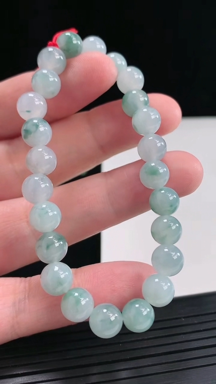 天然A货翡翠飘花圆珠手串，尺寸8-24颗重量:21.23g4月25日
工厂直销收藏佳品,种好水足，色泽均匀，有种有色，上手高大气！