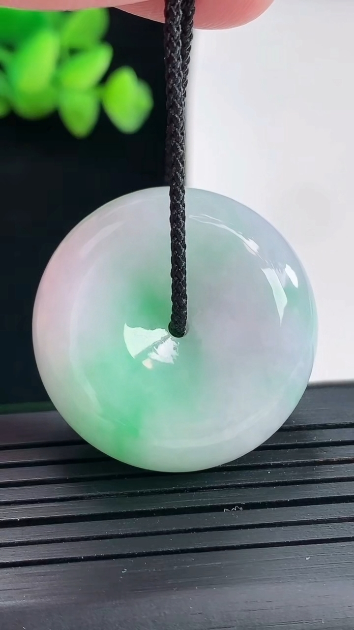 天然A货翡翠路路通吊坠尺寸30.8-11.8重量:23.61g
4月25日