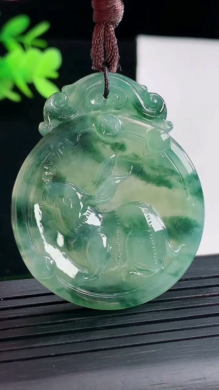 天然A货翡翠冰种飘花生肖兔吊坠，尺寸46.5-38.5-5.2重量:19.66g
4月25日