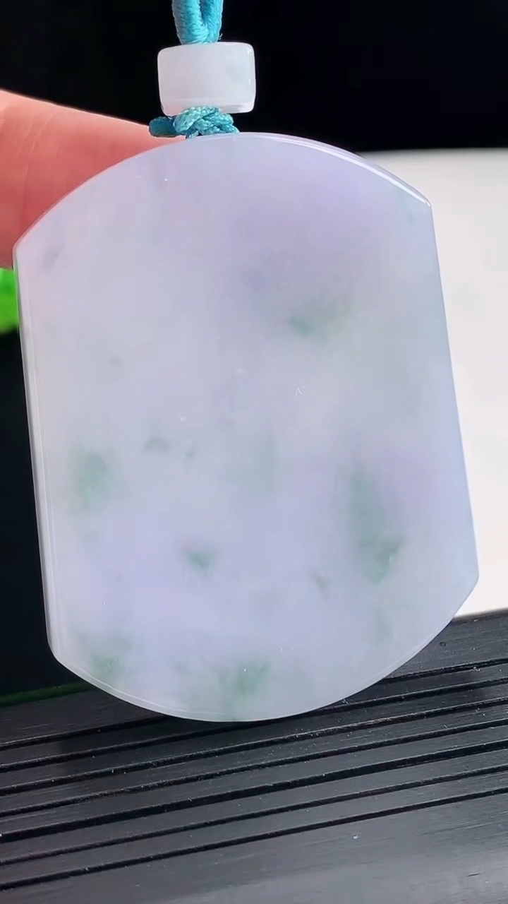 天然A货翡翠紫罗兰 飘花无事牌吊坠，尺寸52-40-5.8重量:37.03g
4月25日