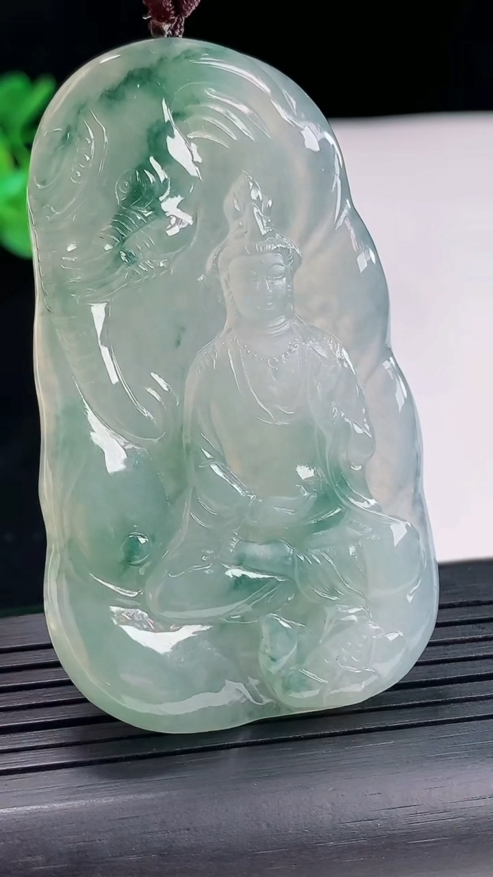 天然A货翡翠祥龙大日如来佛吊坠，尺寸74-42.6-4.6重量:40.73g
4月25日