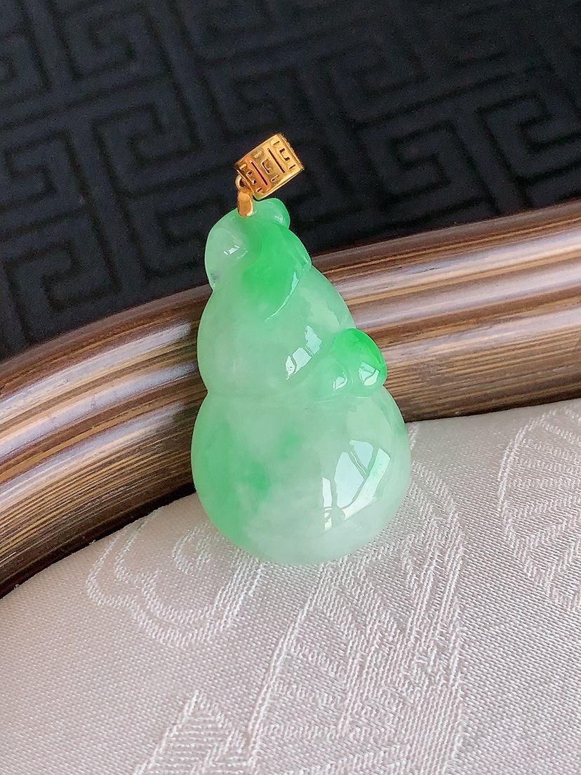 天然A货翡翠18K金扣头飘绿葫芦吊坠 
尺寸26.8-16-7.3mm 重量5.50g 0425