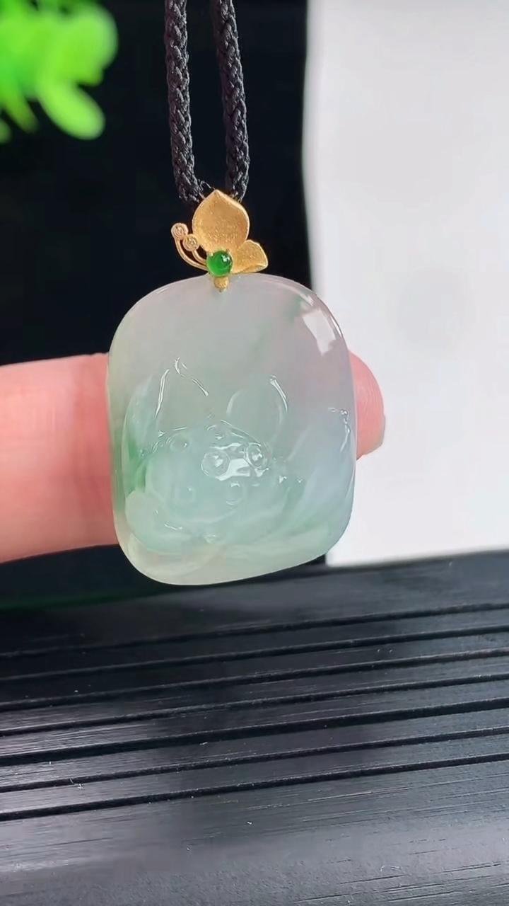 天然A货翡翠18k金飘花和和美美荷花吊坠，尺寸22-17.6-9.5重量:6.71g
4月25日