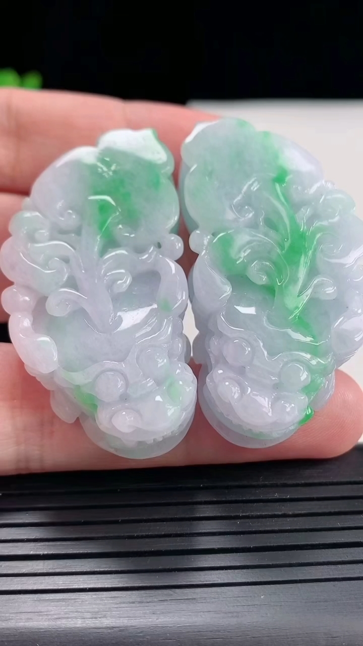 天然A货翡翠貔貅吊坠一对，尺寸49-25.6-12.5重量:65.94g
4月25日