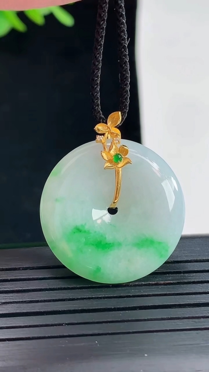 天然A货翡翠平安扣吊坠，尺寸25.5-5.2重量:7.76g
4月25日