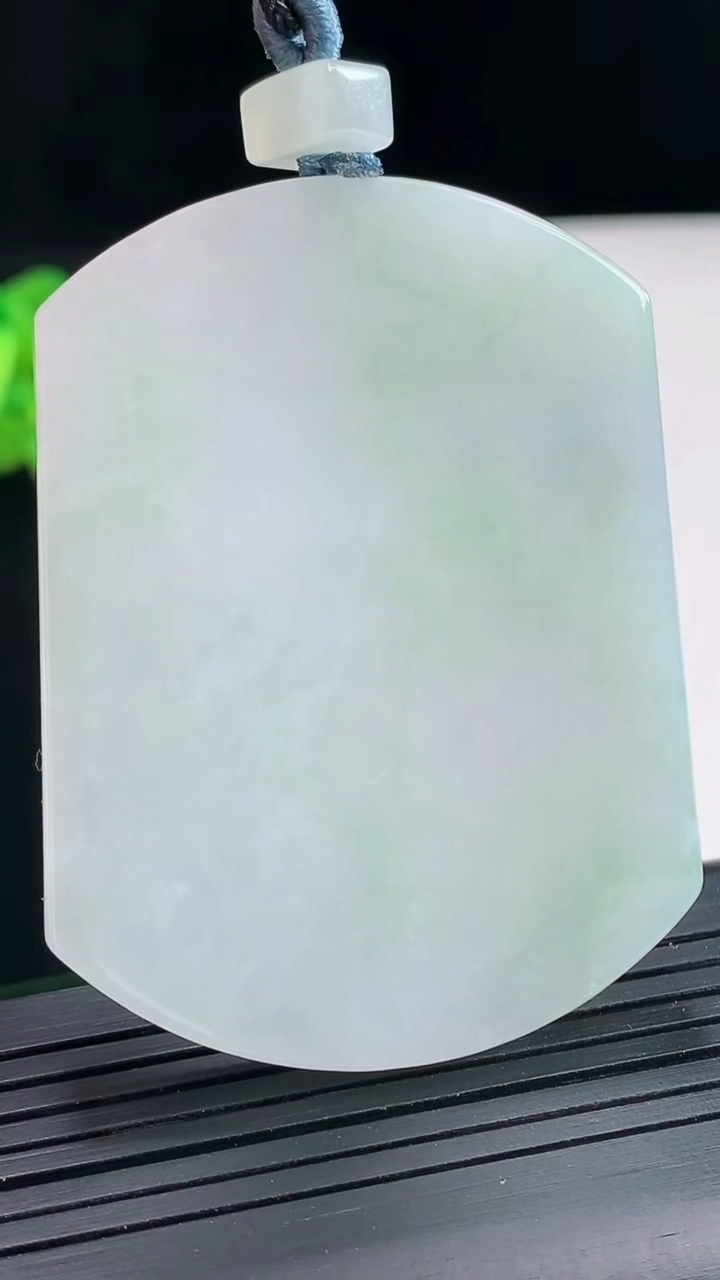 天然A货翡翠无事牌吊坠，尺寸55-41.5-5.6重量:38.75g
4月25日