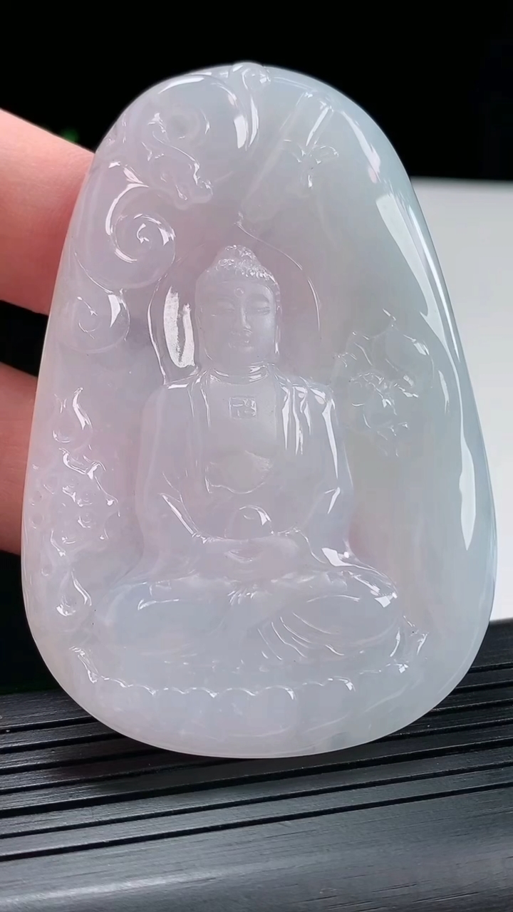 天然A货翡翠大日如来佛吊坠，尺寸69.5-47-5.5重量:38.92g
4月25日