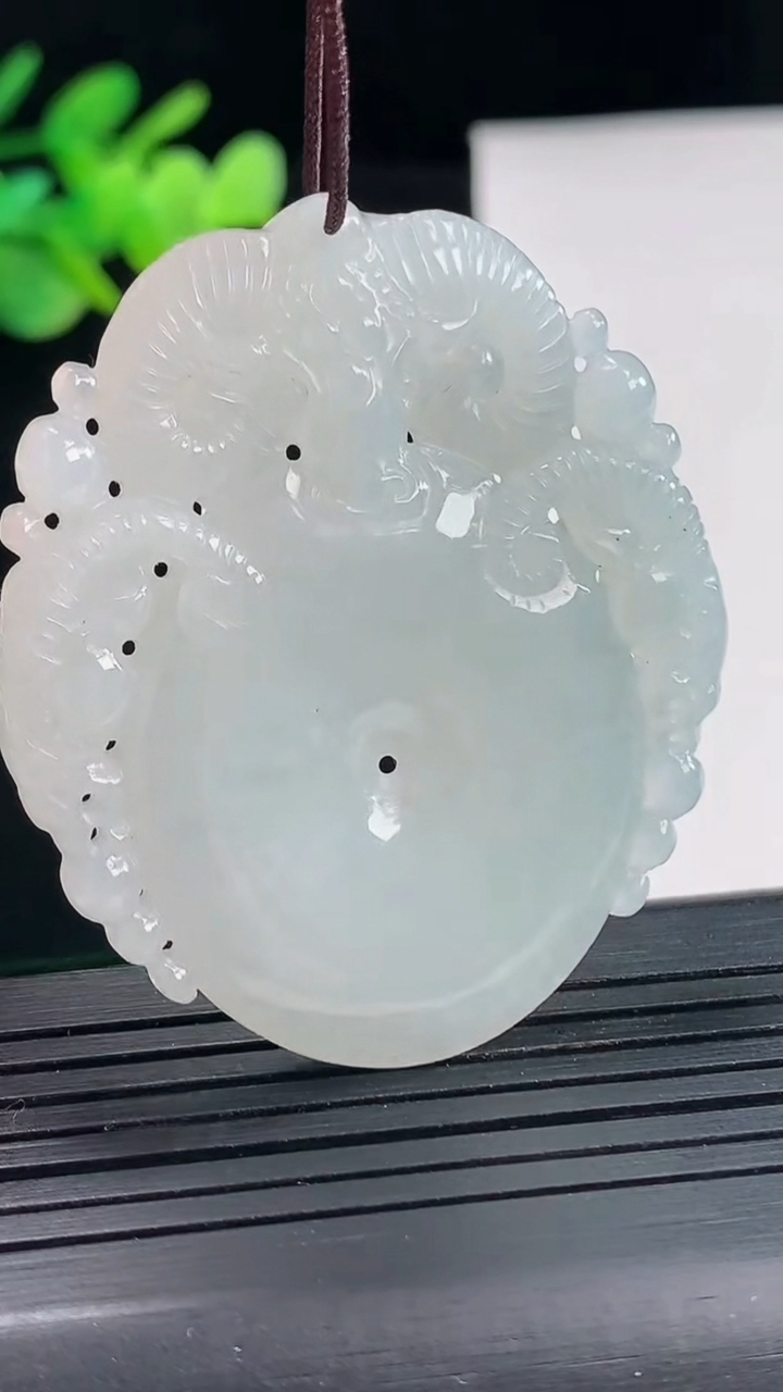 天然A货翡翠三羊开泰吊坠，尺寸49-42.5-5.6重量:22.60g
4月25日