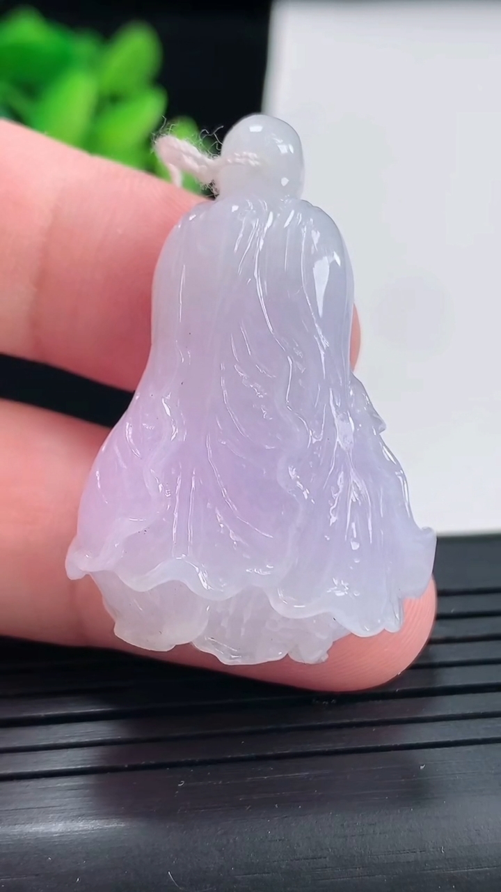 天然A货翡翠紫罗兰白菜吊坠尺寸40-26.5-11重量:15.68g
4月25日