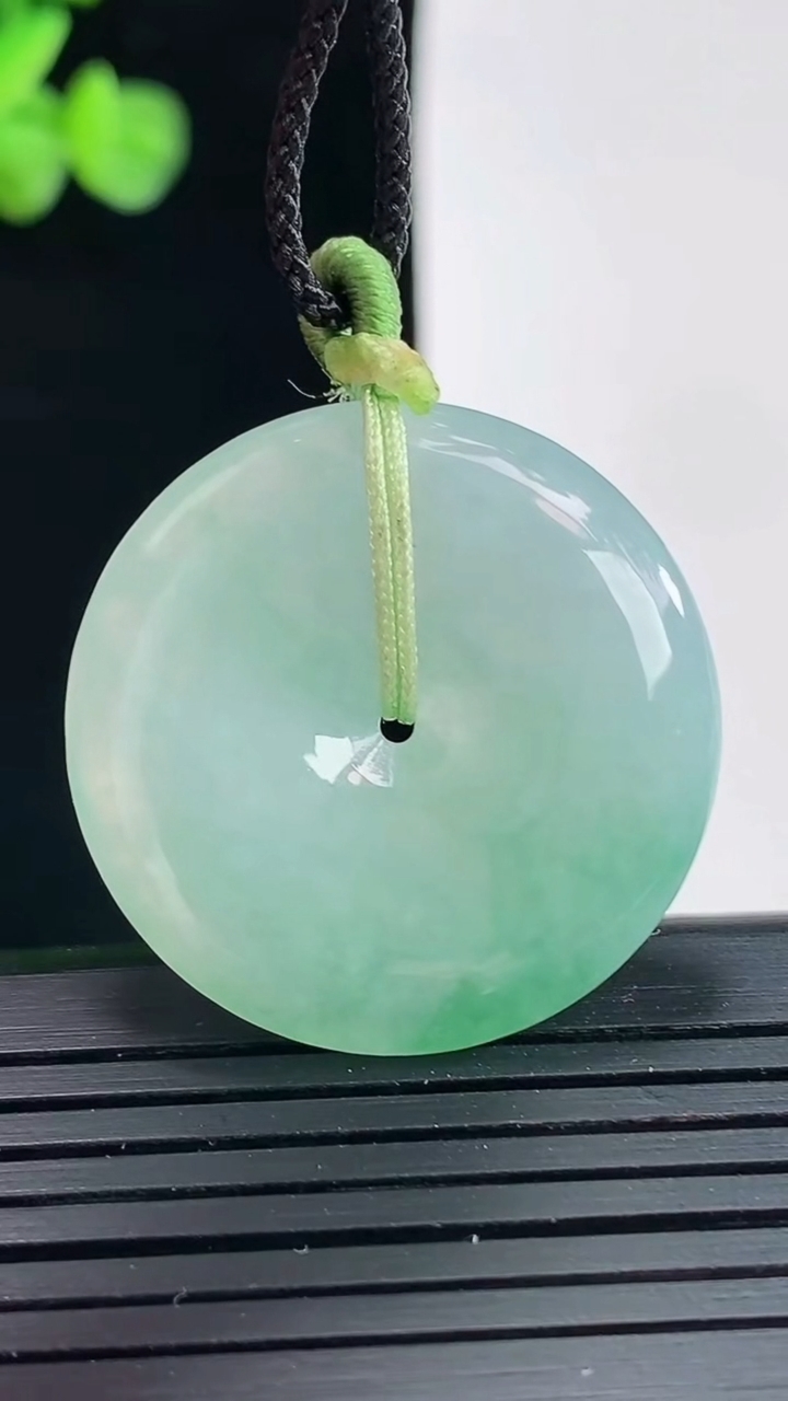 天然A货翡翠平安扣吊坠，尺寸29.5-5重量:9.83g
4月25日