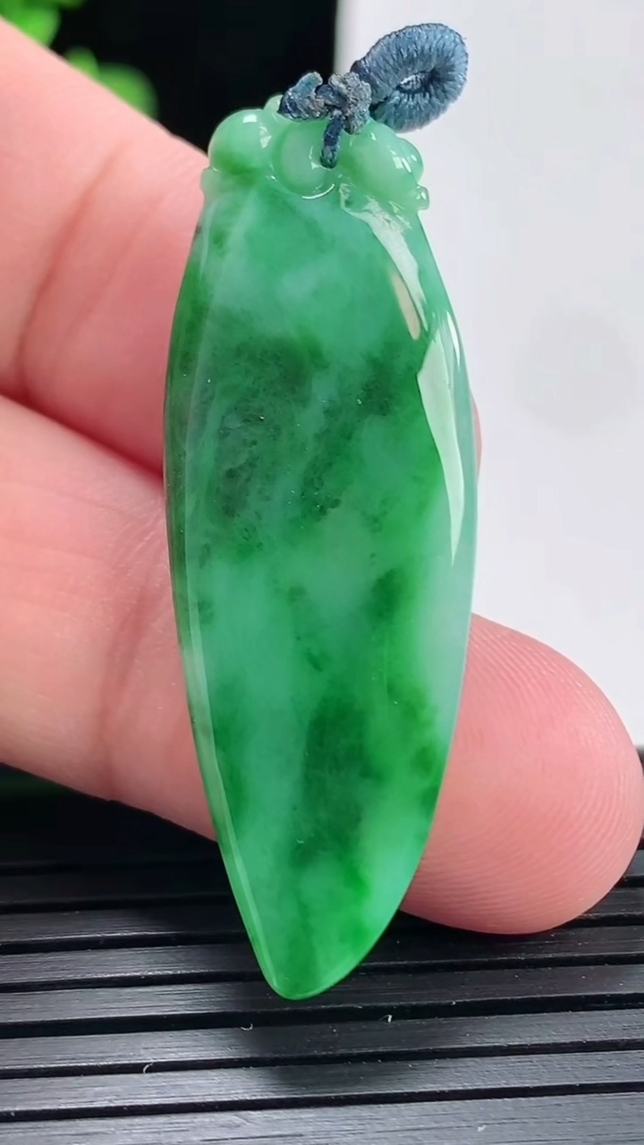 天然A货翡翠福瓜吊坠，尺寸45-15-5.5重量:6.29g
4月25日