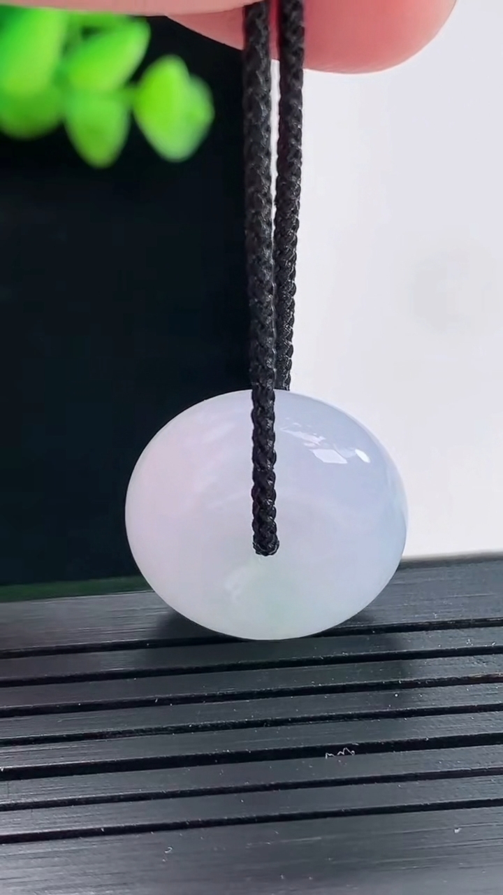 天然A货翡翠春带彩 紫罗兰路路通吊坠尺寸19.5-9重量:7.40g
4月25日