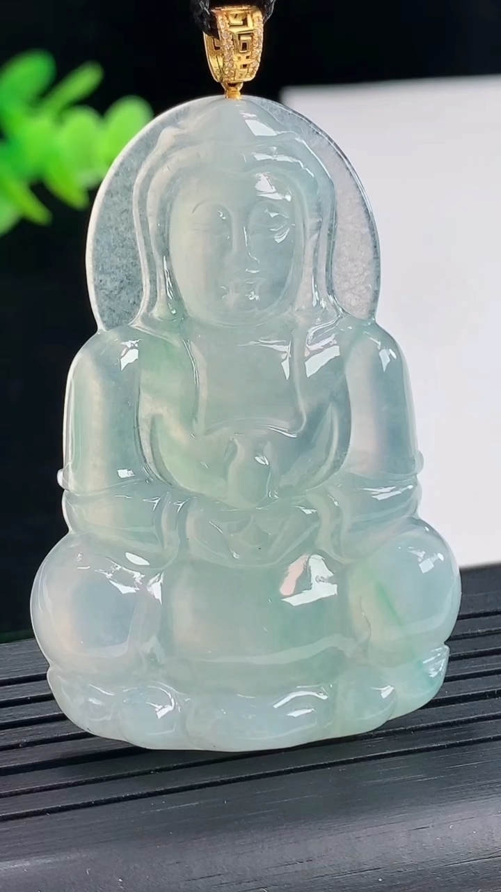 天然A货翡翠正装观音吊坠，尺寸53.5-36.2-5.2重量:18.34g
4月25日