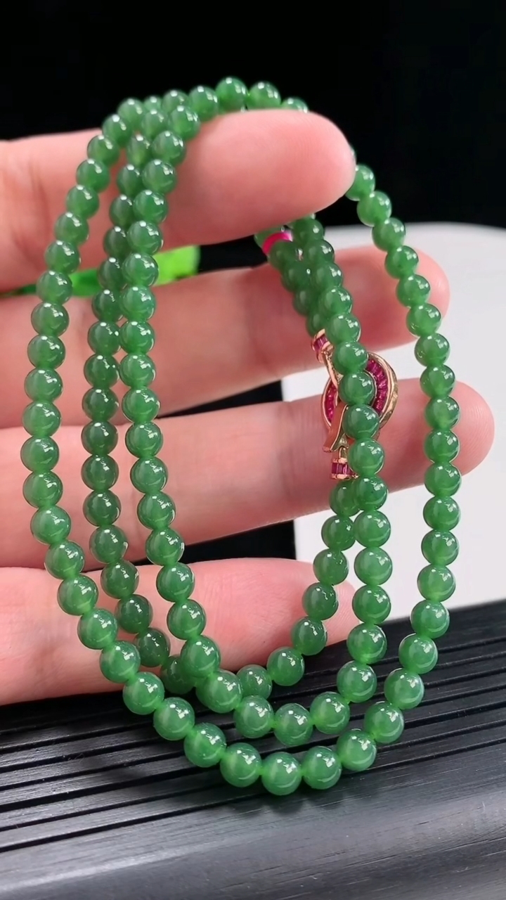 天然A货翡翠圆珠项链，尺寸4.5-130颗重量:22.97g4月25日
工厂直销收藏佳品,种好水足，