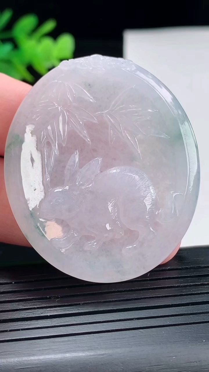 天然A货翡翠飘花生肖兔吊坠，尺寸49-42-5重量:20.67g
4月25日