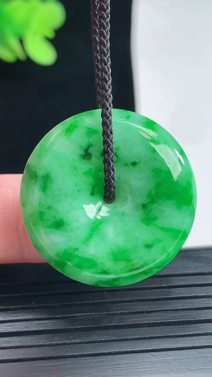 天然A货翡翠平安扣吊坠，尺寸27-5.6重量:8.65g
4月25日