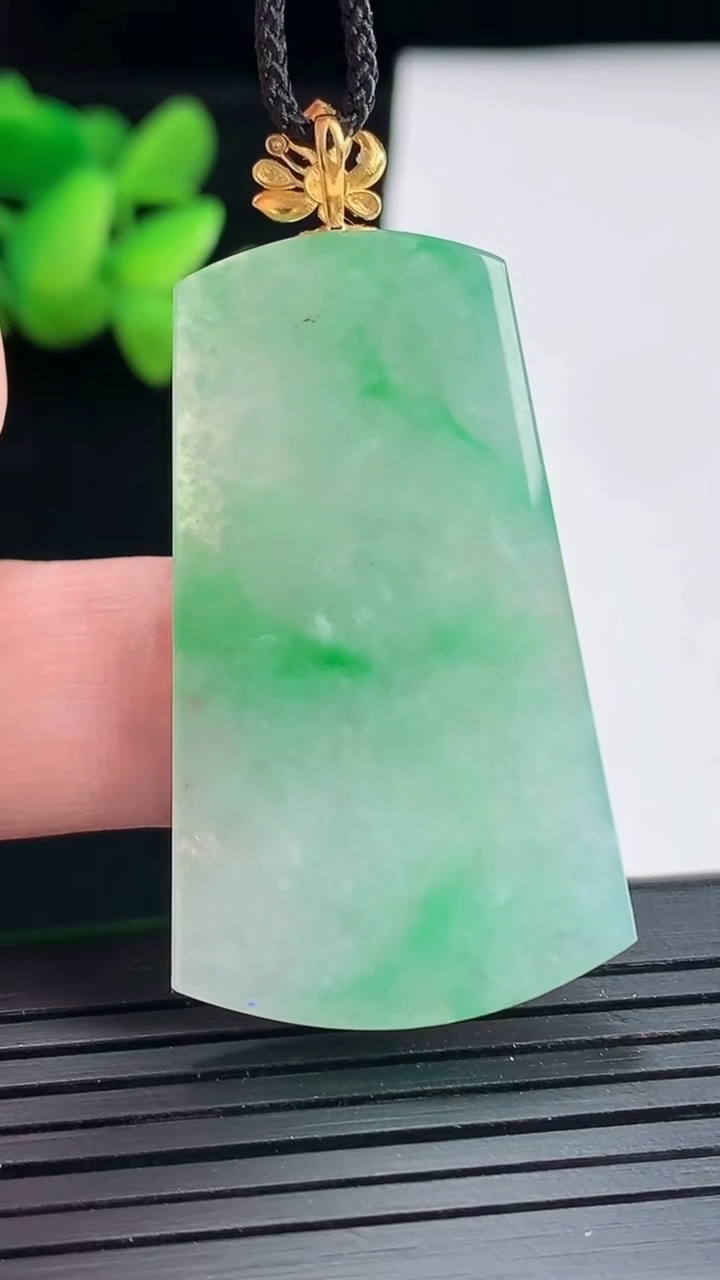 天然A货翡翠无事牌吊坠，尺寸41.6-24.6-5重量:11.65g
4月25日