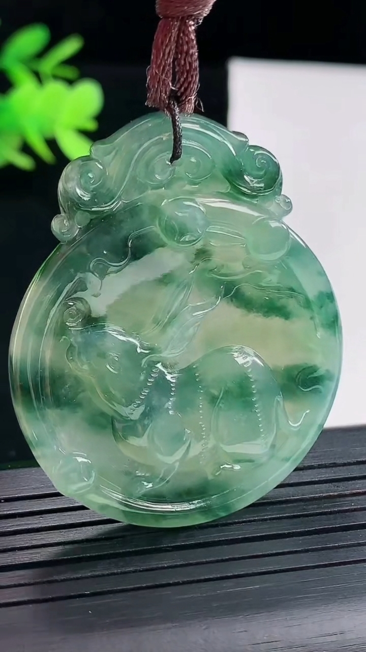 天然A货翡翠冰种飘花生肖兔吊坠，尺寸46.5-38.5-5.2重量:19.66g
4月25日