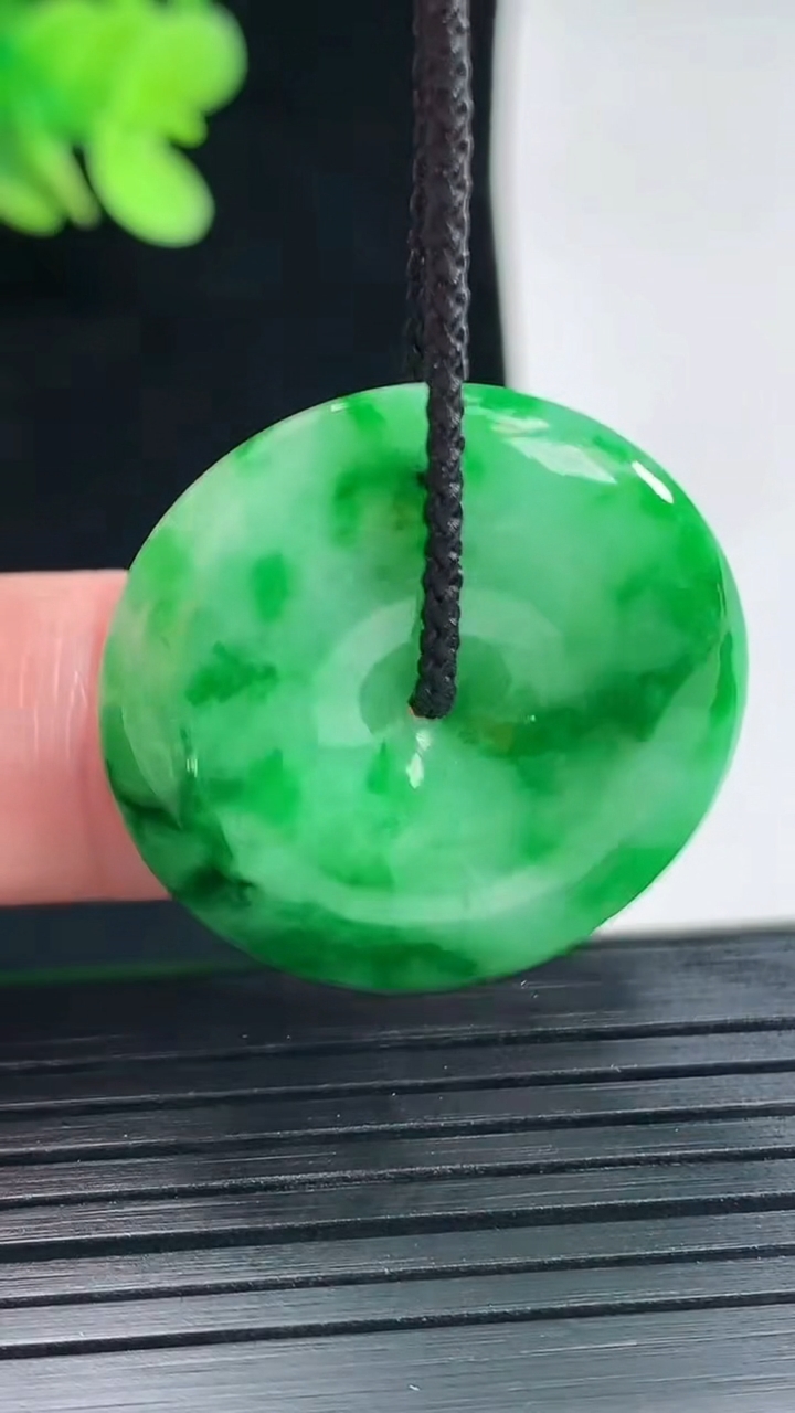 天然A货翡翠平安扣吊坠，尺寸27-5.6重量:8.65g
4月25日