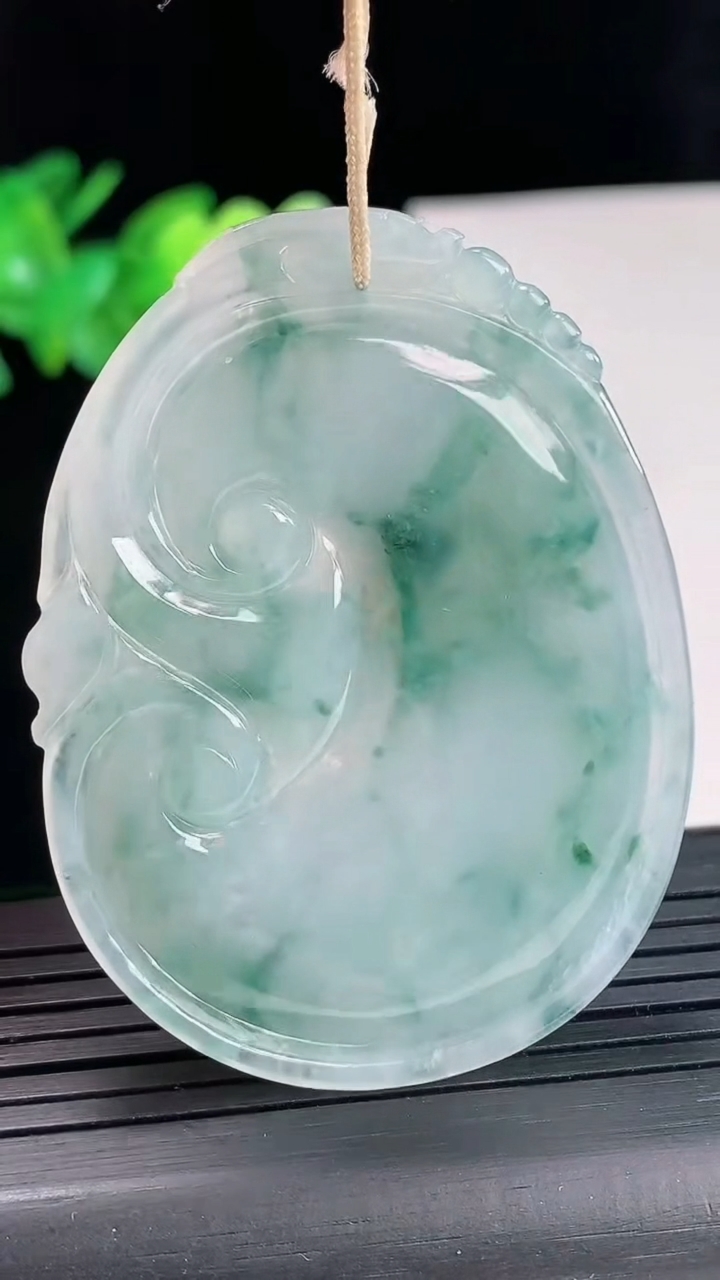 天然A货翡翠飘花如意吊坠，尺寸55-42-5.8重量:23.24g
4月25日