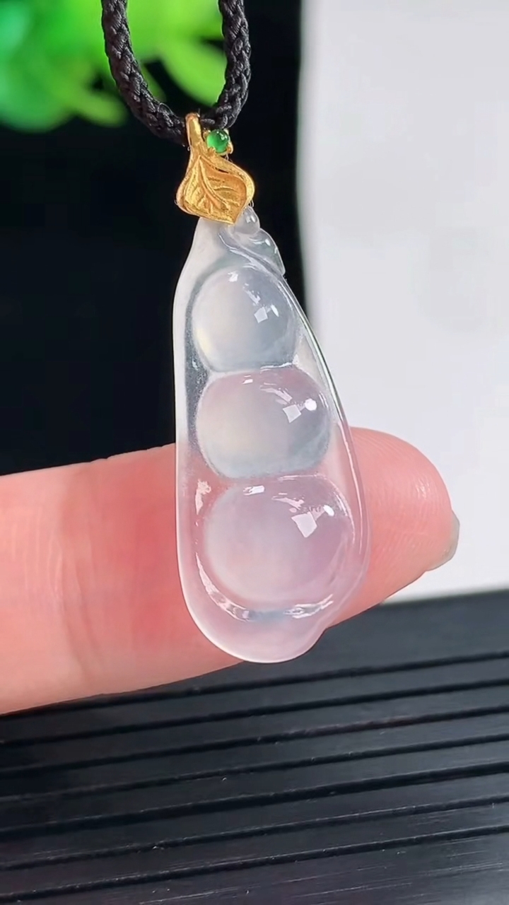 天然A货翡翠种白冰福豆吊坠，尺寸26-11.8-3重量:1.47g
4月25日