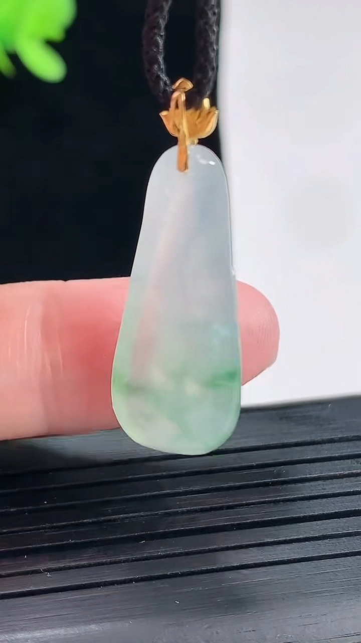 天然A货翡翠18k金飘花和和美美 荷花吊坠，尺寸28.6-12.5-6.6重量:3.39g
4月25日