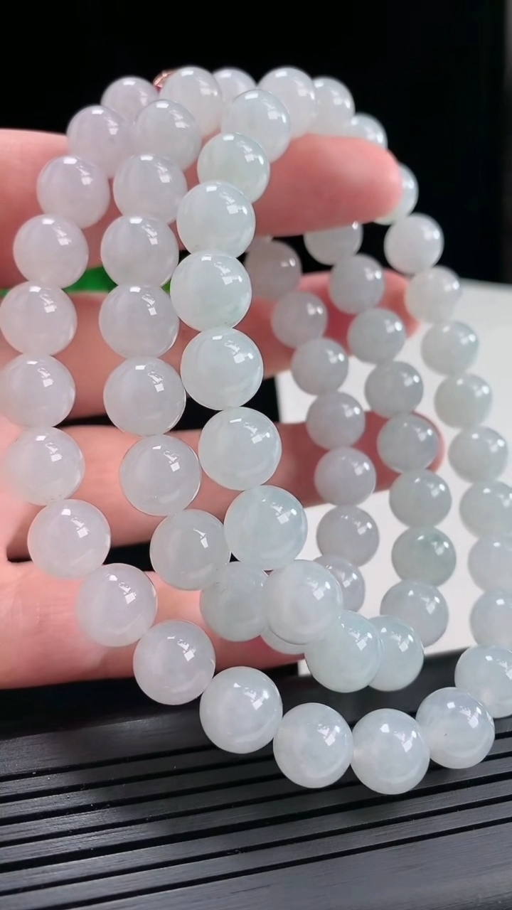 天然A货翡翠圆珠项链，尺寸10-66颗重量:124.14g
4月25日