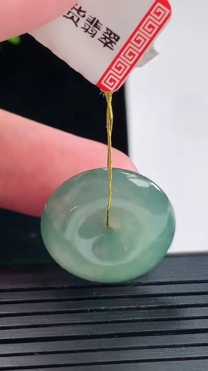 天然A货翡翠平安扣吊坠，尺寸21-5.2重量:5.14g
4月25日