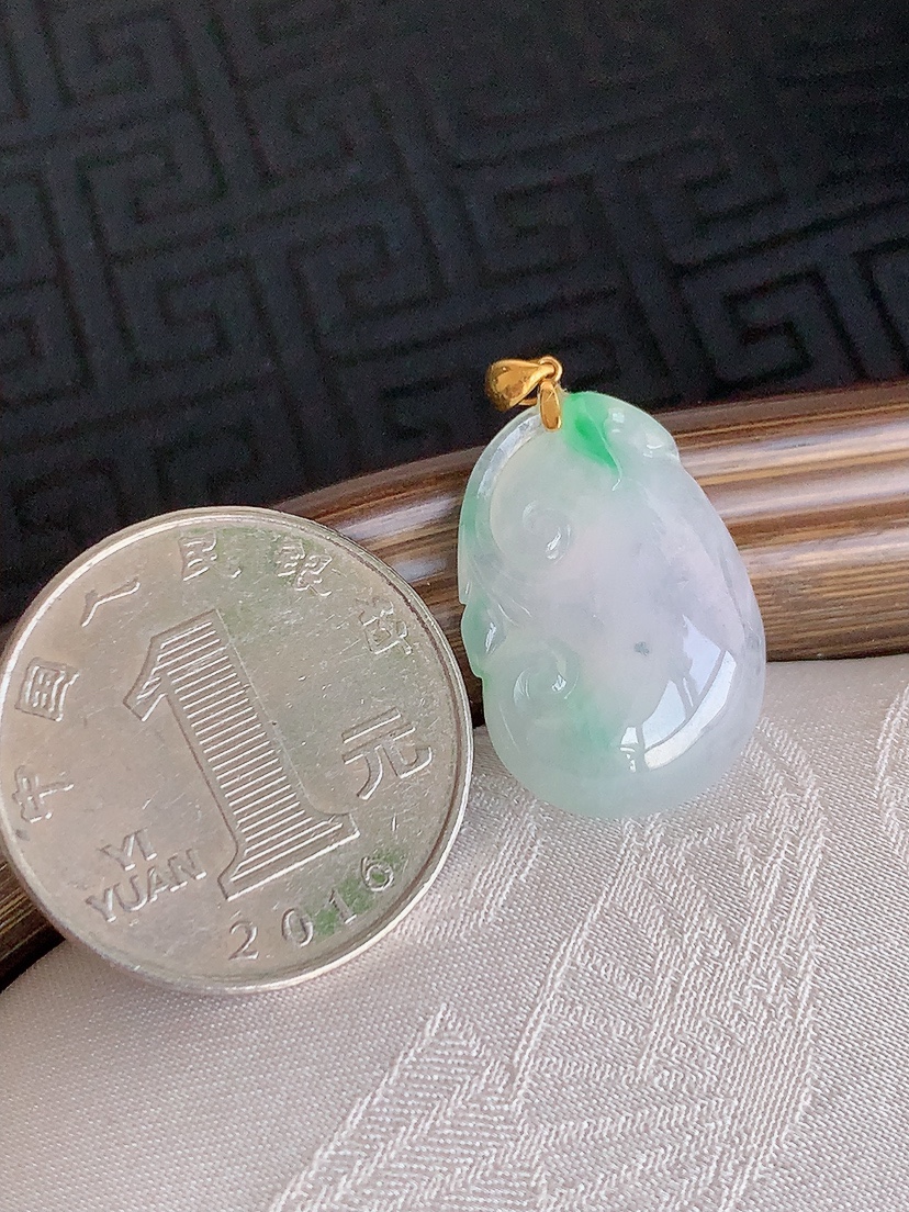 天然A货翡翠18K金扣头飘绿如意吊坠 
尺寸22.2-15.6-6mm 重量3.90g 0425