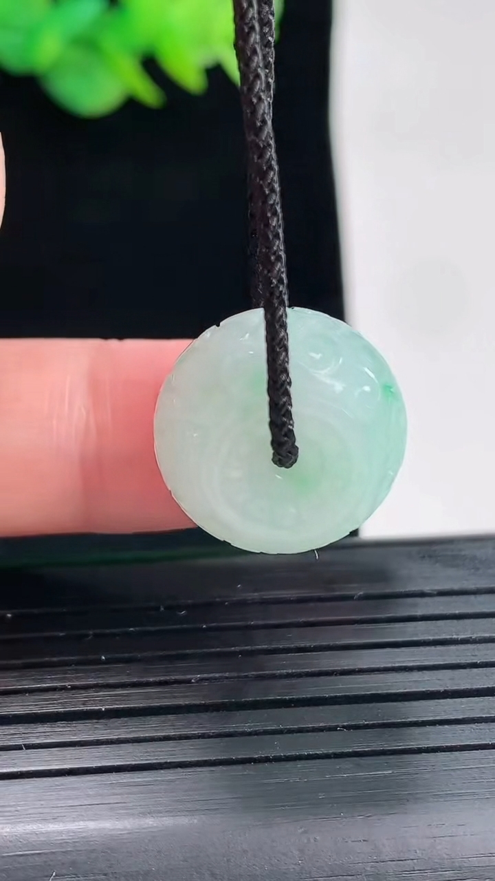 天然A货翡翠雕花路路通吊坠，尺寸17.5-11.5重量:6.62g
4月25日