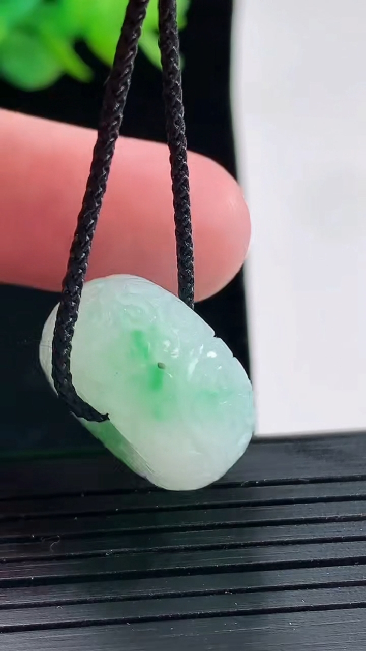 天然A货翡翠雕花路路通吊坠，尺寸19.5-11重量:8.49g
4月25日