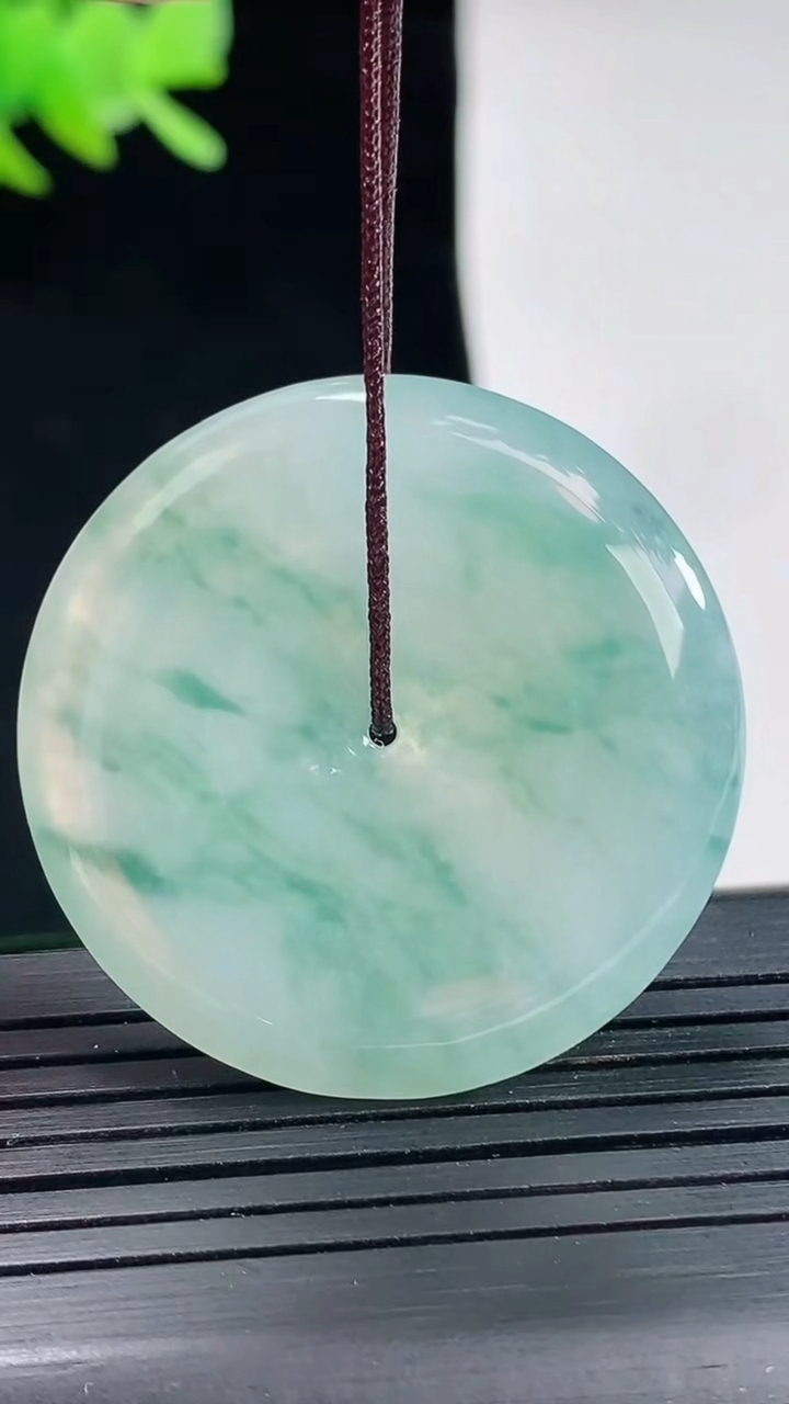 天然A货翡翠冰种飘花平安扣吊坠，尺寸35-5.5重量:14.88g
4月25日