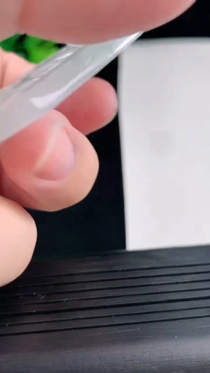 天然A货翡翠飘花生肖猪吊坠，尺寸53-45-5重量:27.56g
4月25日