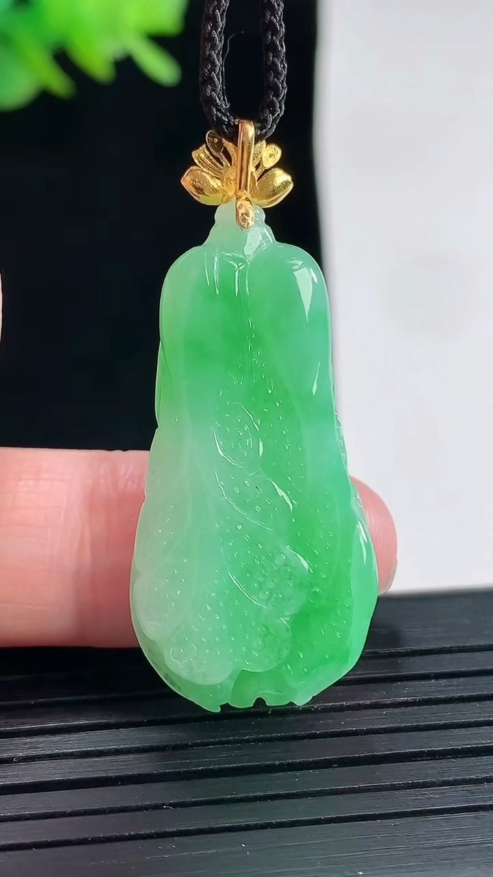 天然A货翡翠白菜吊坠，尺寸33-17.5-6重量:7.26g
4月25日