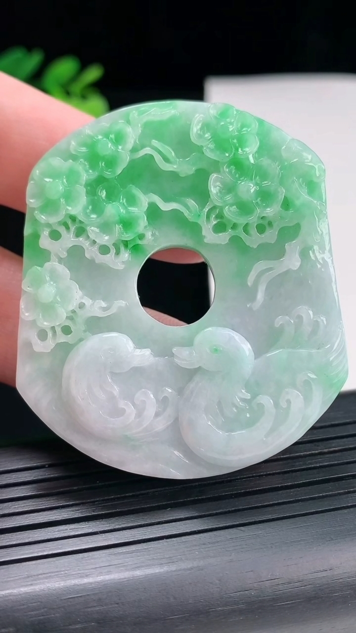 天然A货翡翠鸳鸯吊坠，尺寸53-46-6重量:29.48g
4月25日