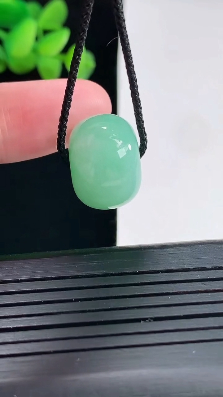 天然A货翡翠路路通吊坠尺寸18-12.8重量:8.26g
4月25日