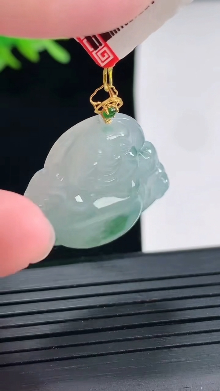 天然A货翡翠种飘花佛公吊坠，尺寸25.5-27-5.8重量:6.45g
4月25日