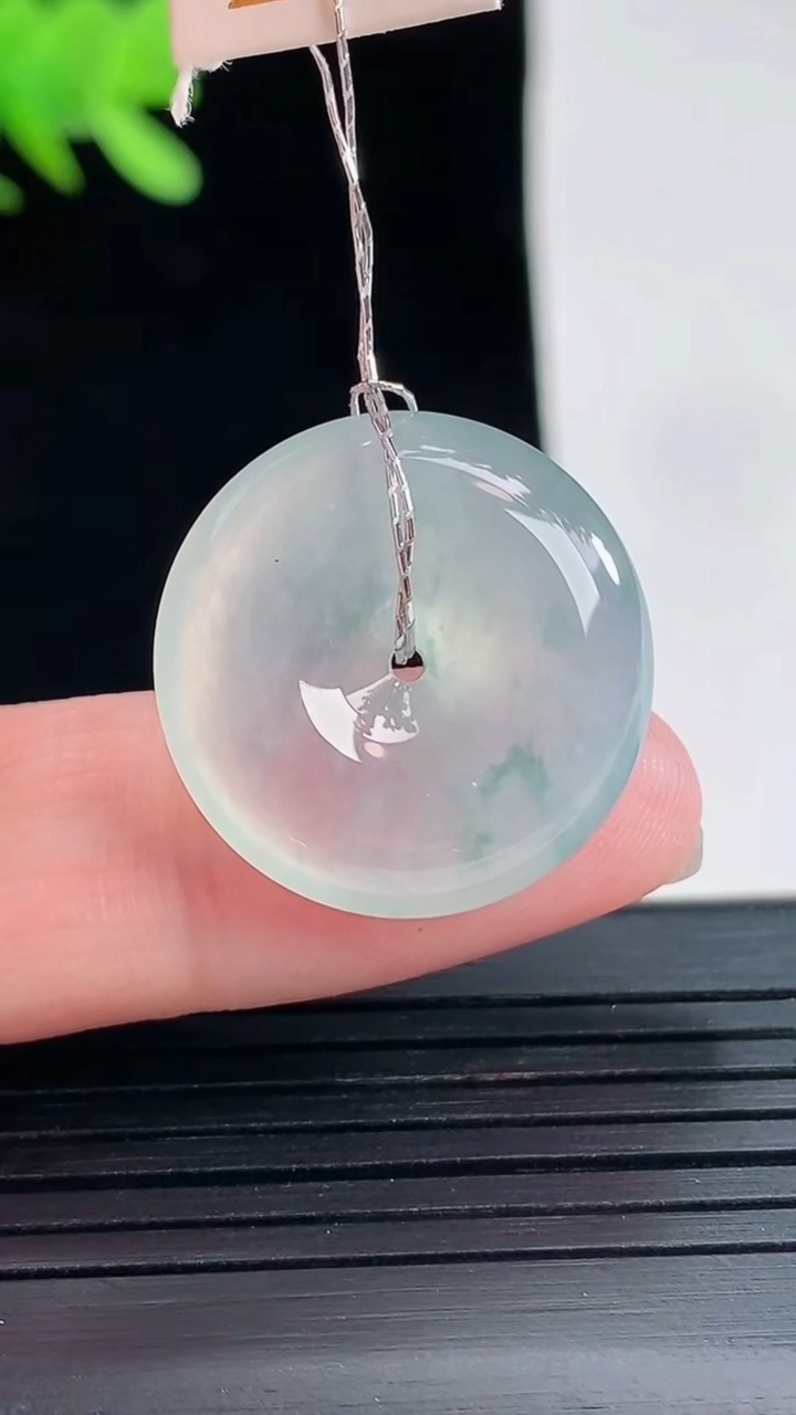 天然A货翡翠冰种飘花平安扣吊坠，尺寸21-5重量:4.84g
4月26日