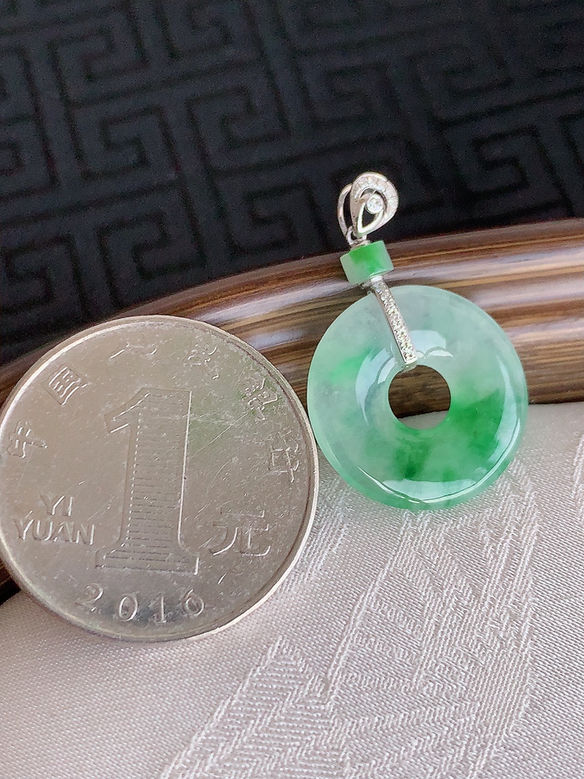 天然A货翡翠18K金镶嵌飘绿平安环吊坠 
尺寸27-17.5-2.3mm 重量2.00g 0425